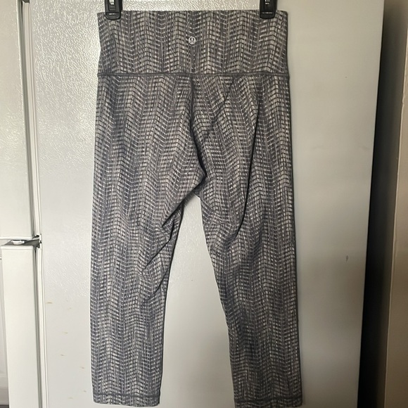 Lululemon Gray/White Size 8 Leggings - Picture 4 of 5